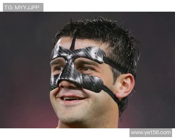 足球场上戴面具的球星是谁 他为何选择面具成了焦点