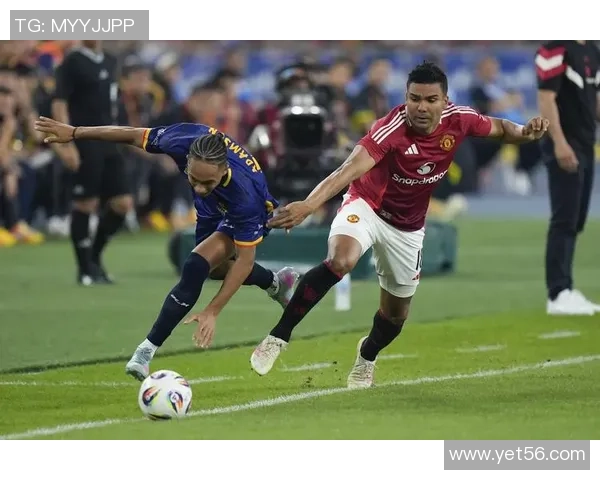 足球球星赛后安慰孩子哭泣瞬间感动全场父爱如山温情满满